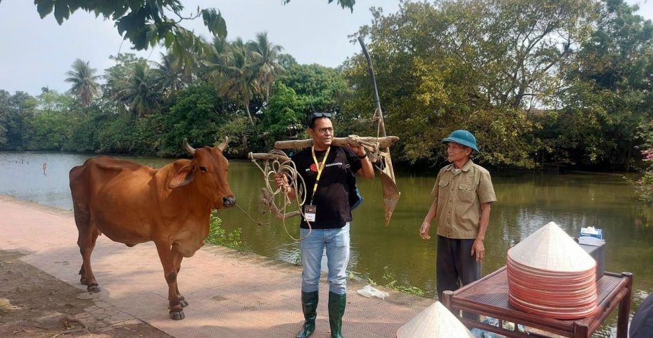 Du lịch trải nghiệm một ngày làm nông dân ở Làng cổ Đường Lâm thu hút khách quốc tế